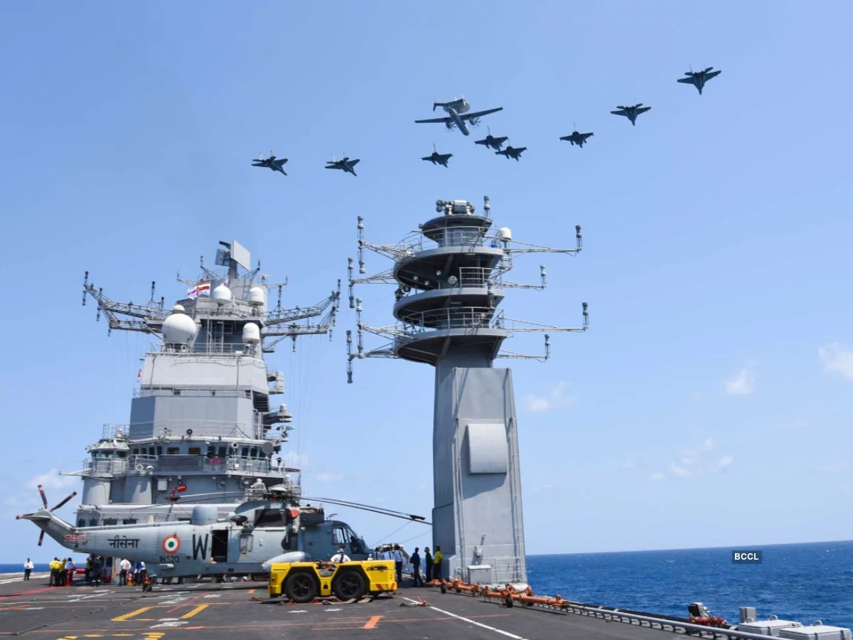 Les bâtiments sont survolés par des avions des 2 marines