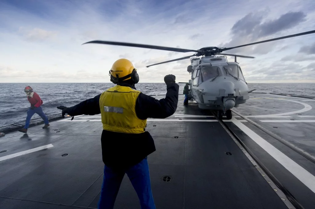 L'hélicoptère Caïman sur la plate-forme aviation avant son entrée dans le hangar