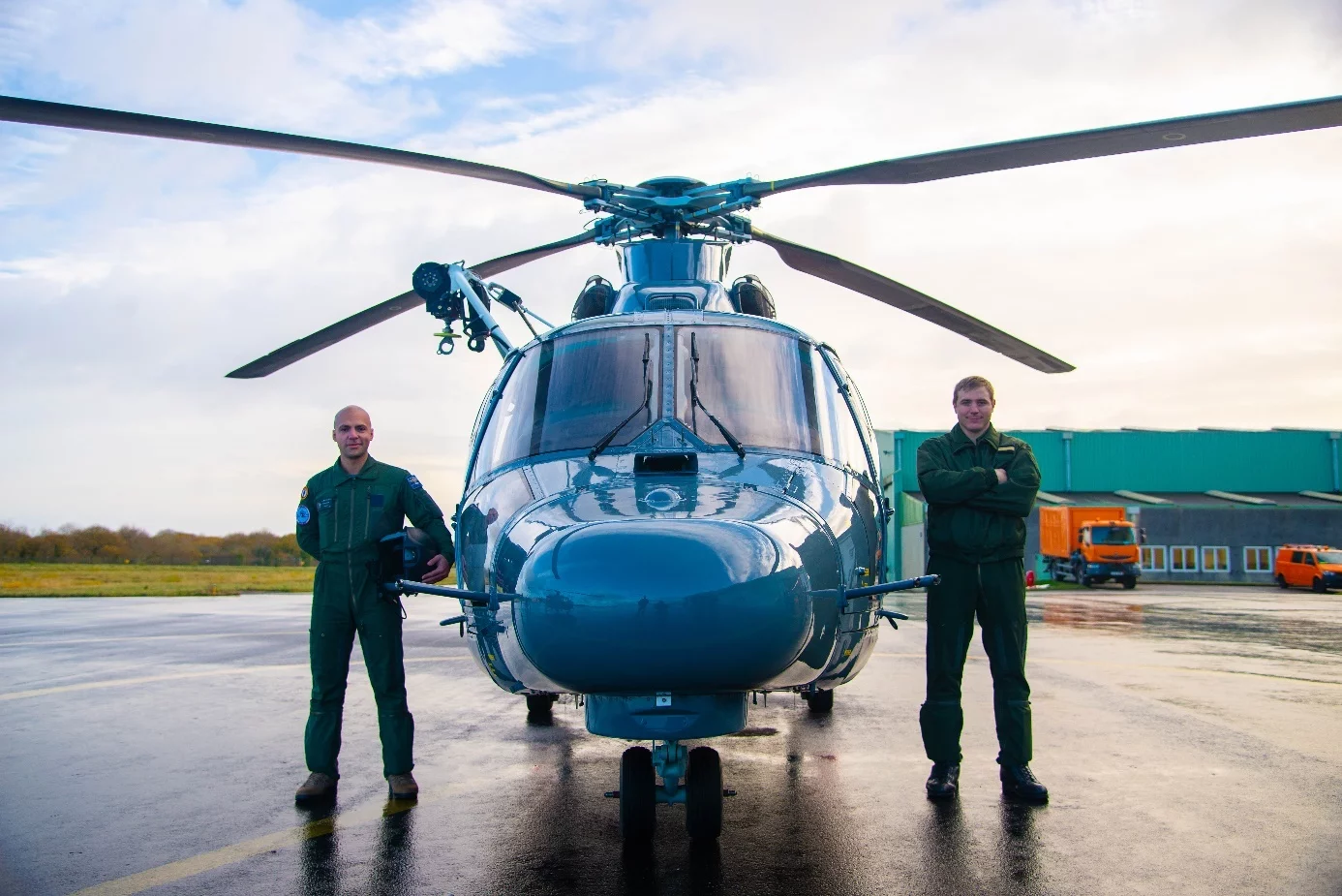 Deux élèves autour d'un hélicoptère Dauphin N3