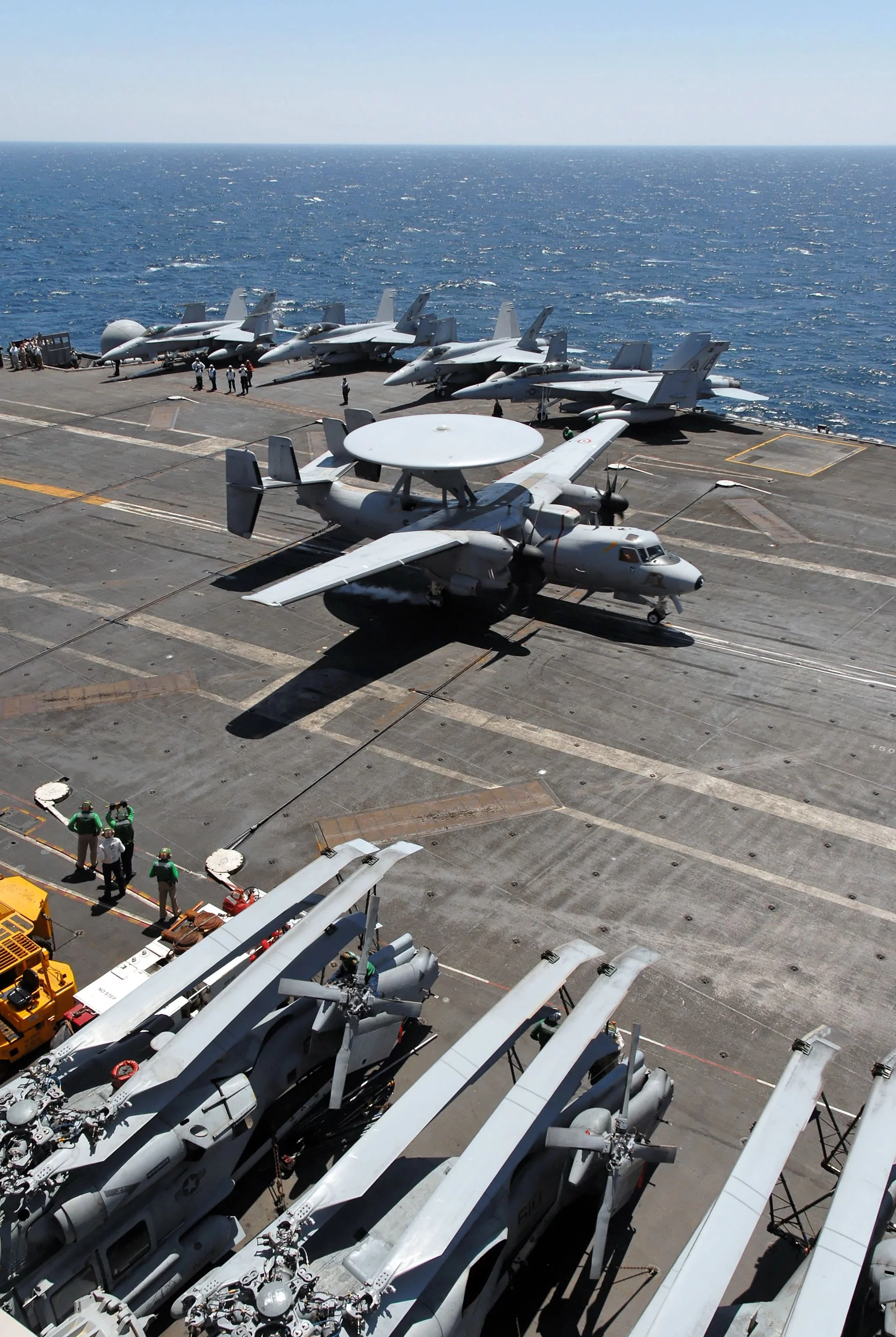 Un Hawkeye sur le porte-avions USS Truman