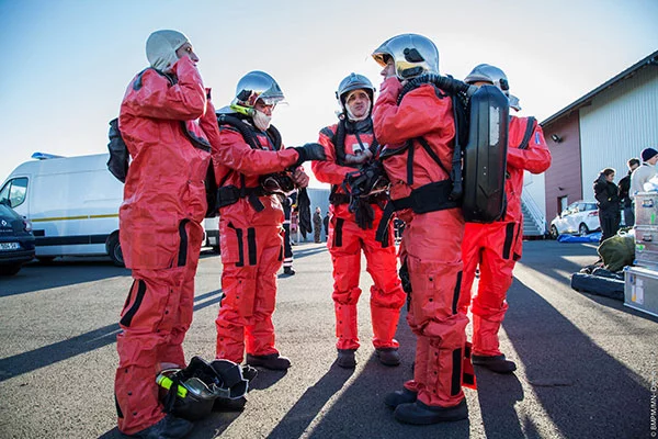 Des marins-pompiers se préparent pour un exercice