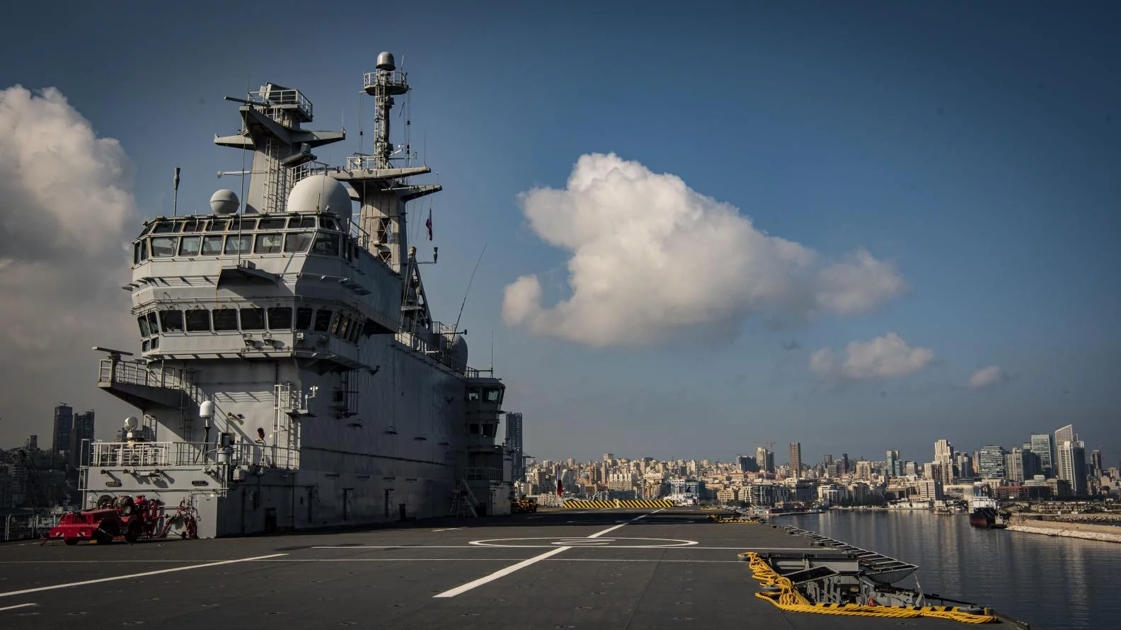 Le porte-hélicoptères Mistral dans le port de Beyrouth (Liban)