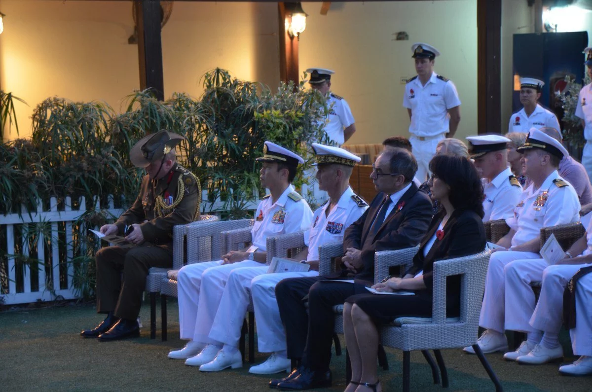 Le contre-amiral Lebas assiste au service « de l’aube » de l'ANZAC Day