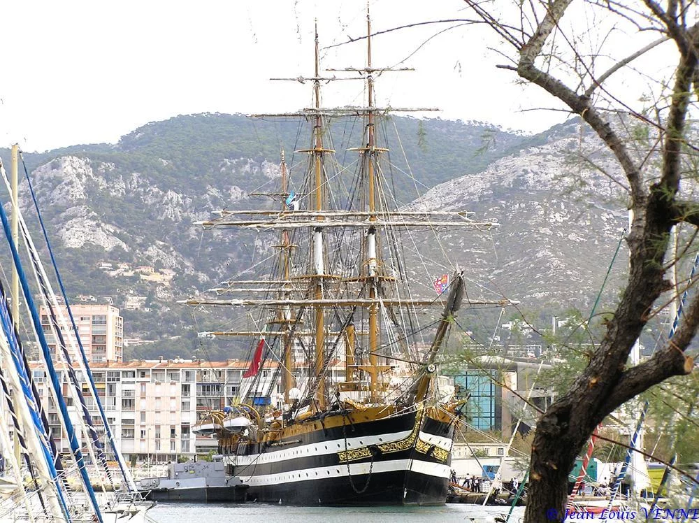 L’Amerigo Vespucci dans le port de Toulon