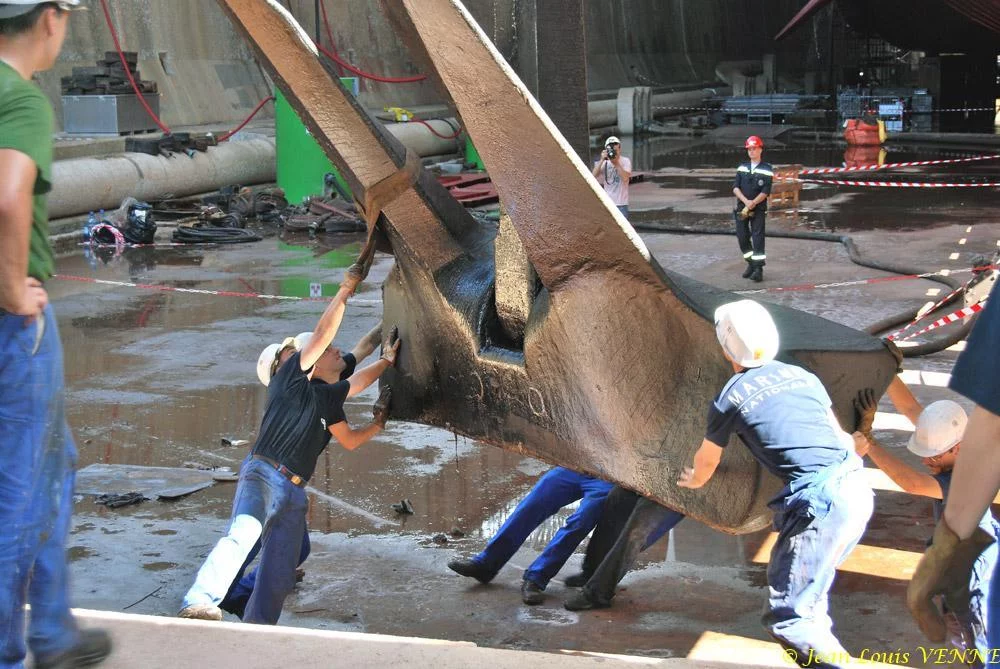 Le Charles de Gaulle ré-embarque ses lignes de mouillage