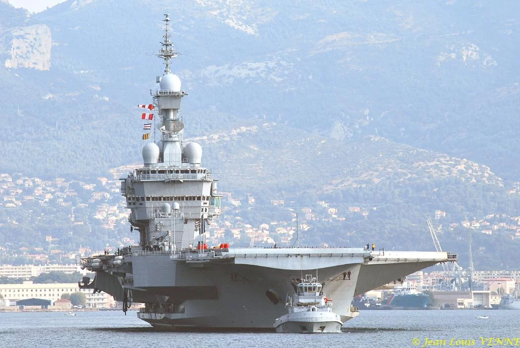 Le porte-avions Charles de Gaulle appareille pour des essais techniques