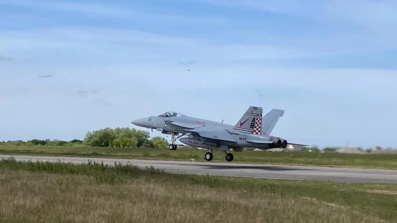 Un chasseur F-18 de l'US Navy décolle de la base de Landivisiau