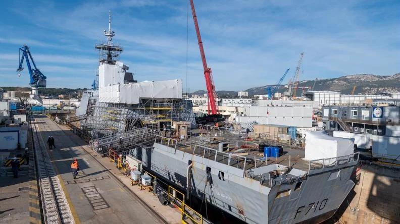 La frégate La Fayette en cale sèche