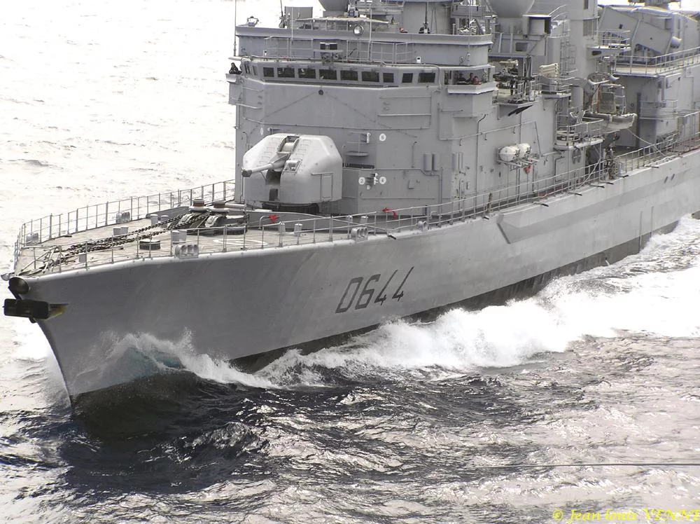 La frégate Primauguet se présente pour un ravitaillement à la mer