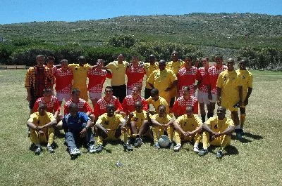 Les joueurs du NIVOSE (en rouge) et du MENDI (en jaune) prÃªts Ã  s'opposer sur le terrain