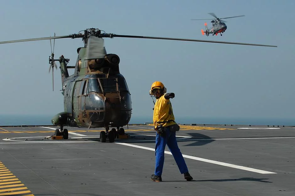 Hélicoptères de l'ALAT se posant sur le Tonnerre