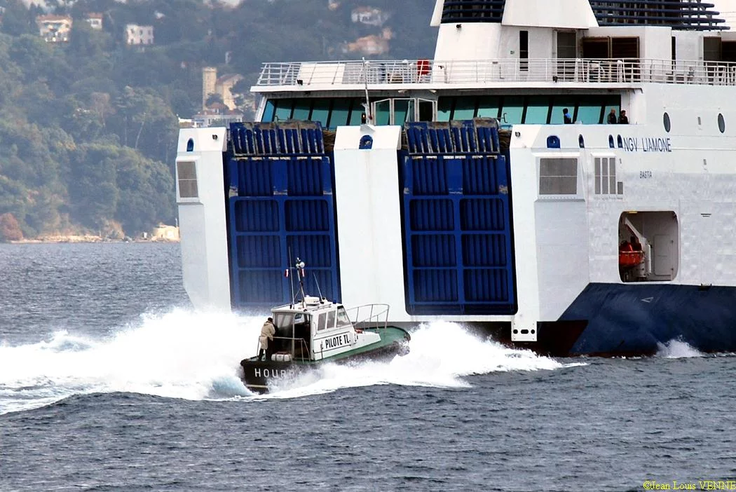 Le Liamone sort de la base navale de Toulon pour des essais