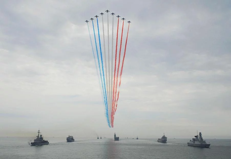 La patrouille de France survole les bâtiments de la revue