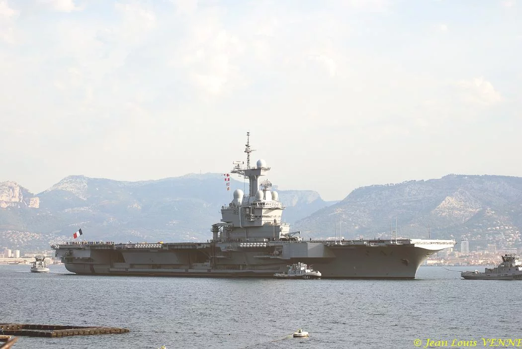 Le porte-avions Charles de Gaulle appareille pour des essais techniques