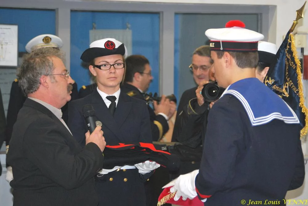 Le maire de La Seyne remet le fanion