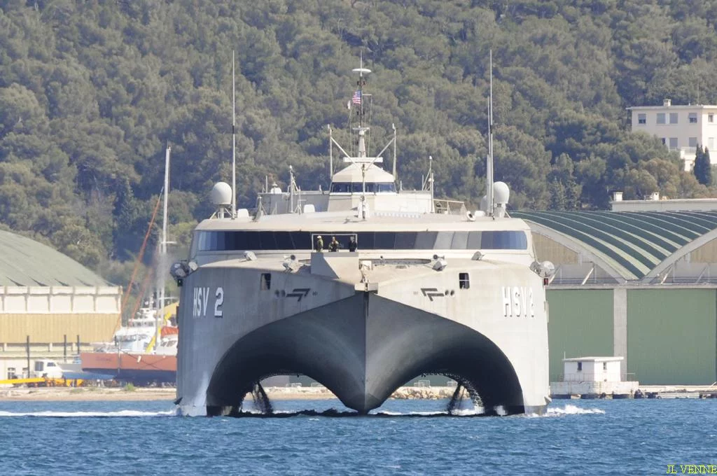 Le catamaran américain Swift arrive à Toulon