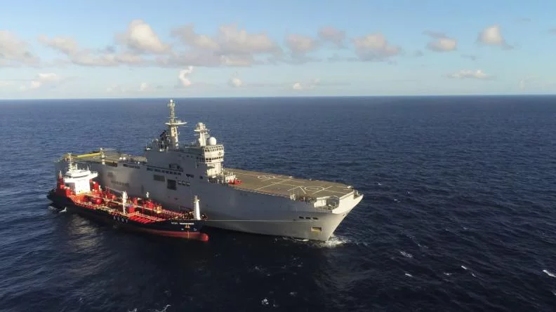 Le Tonnerre se ravitaille en pleine mer auprès d’un pétrolier civil