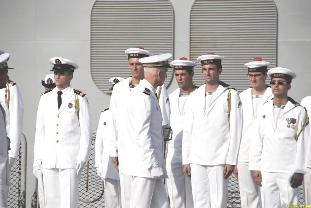 Le nouveau commandant passe l'équipage en revue