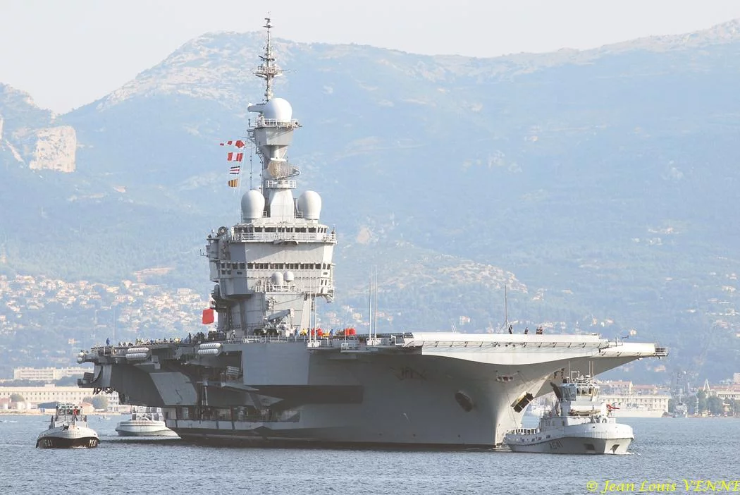 Le porte-avions Charles de Gaulle appareille pour des essais techniques