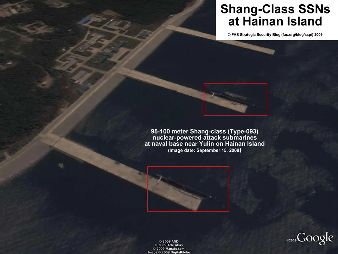 Des sous-marins de la classe Shang à la base navale de Yulin