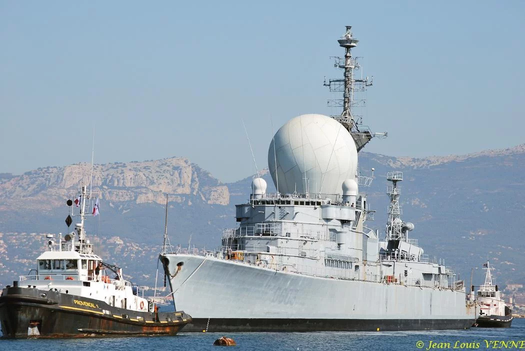 La coque de l'ex-Duquesne positionnée pour protéger le plan d'eau