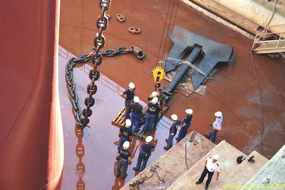 Le Charles de Gaulle ré-embarque ses lignes de mouillage