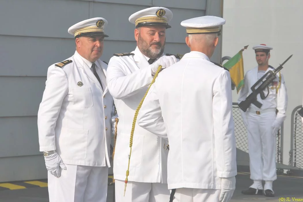 L'ancien commandant remet la fourragère au nouveau