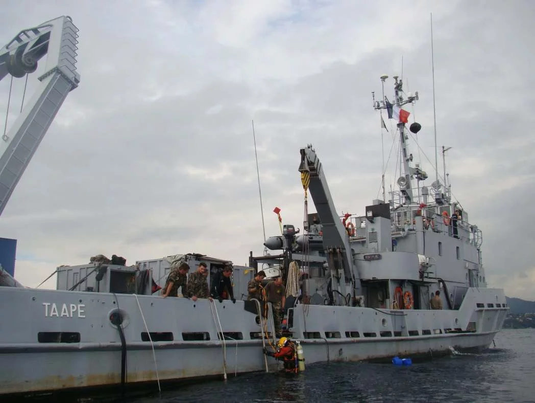 Le groupe de plongeurs démineurs de la Méditerranée à l'entraînement