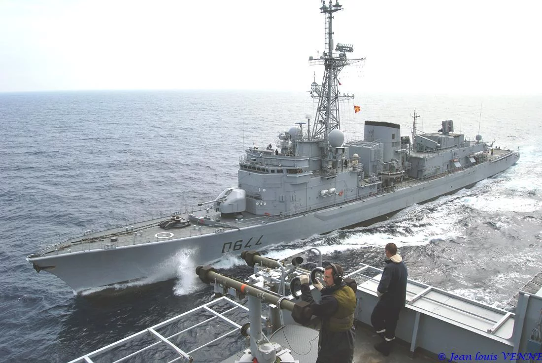 La frégate Primauguet se présente pour un ravitaillement à la mer