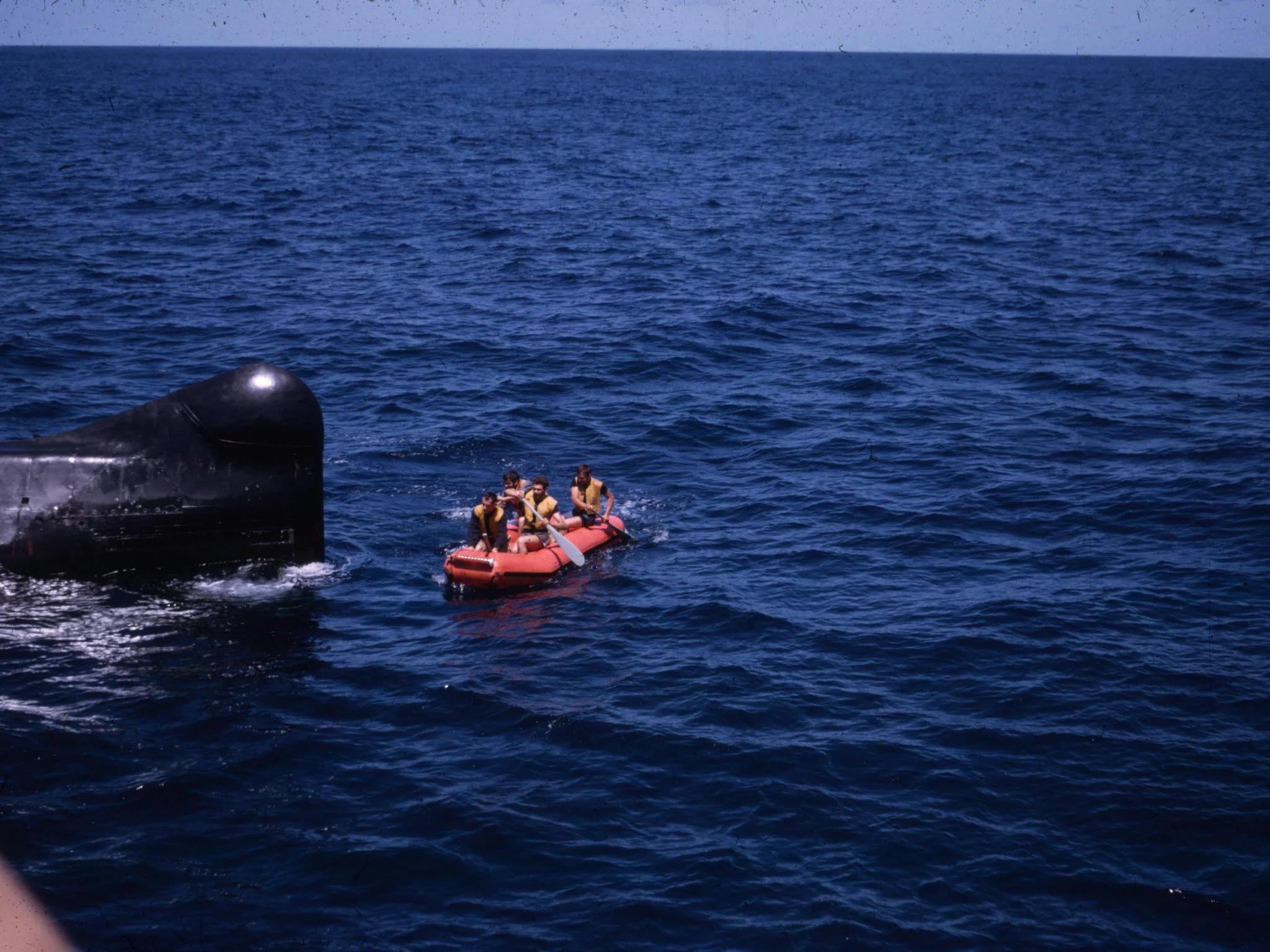 Echange de patisserie entre deux sous marins a un rendez vous au  milieu de l'Atlantique