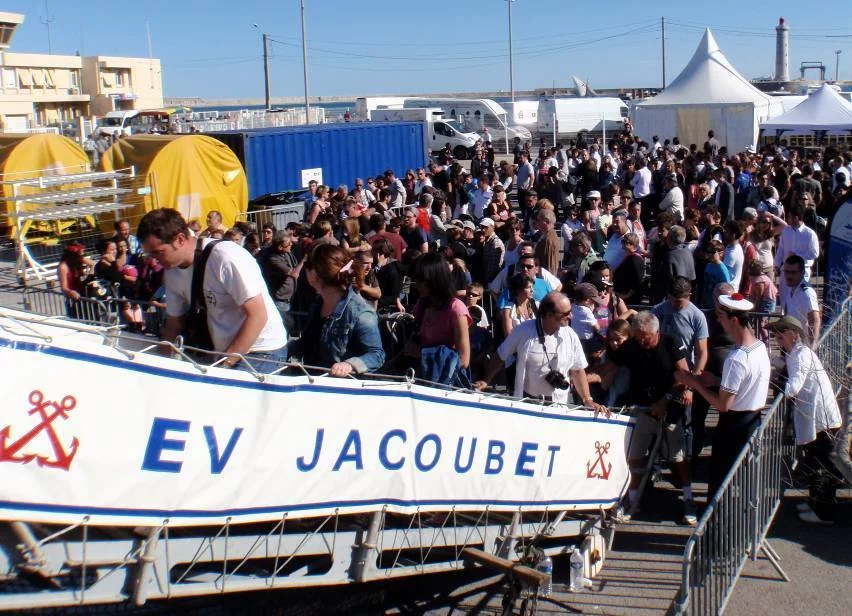 Un public nombreux attend de pouvoir visiter le Jacoubet