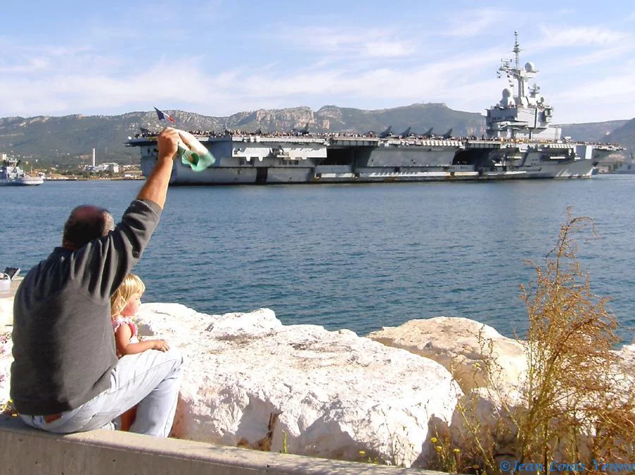 La sortie des familles du Charles de Gaulle
