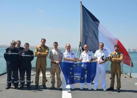 Le commandant du Surcouf remet au Courbet le pavillon européen de la mission