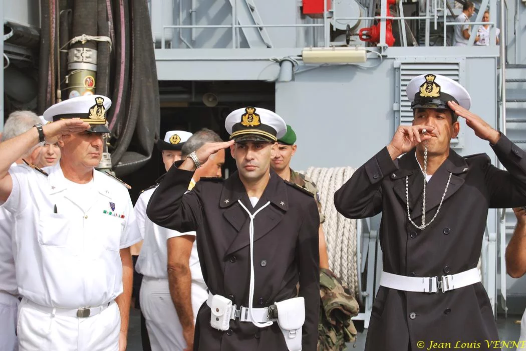 Honneurs au départ du contre-amiral français