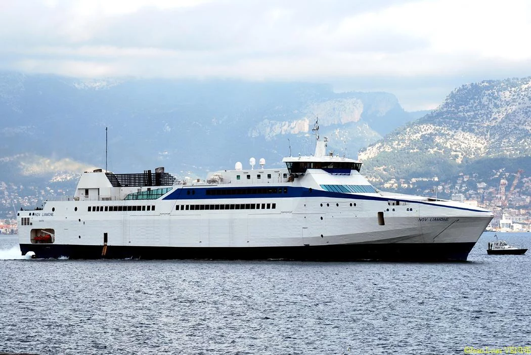 Le Liamone sort de la base navale de Toulon pour des essais