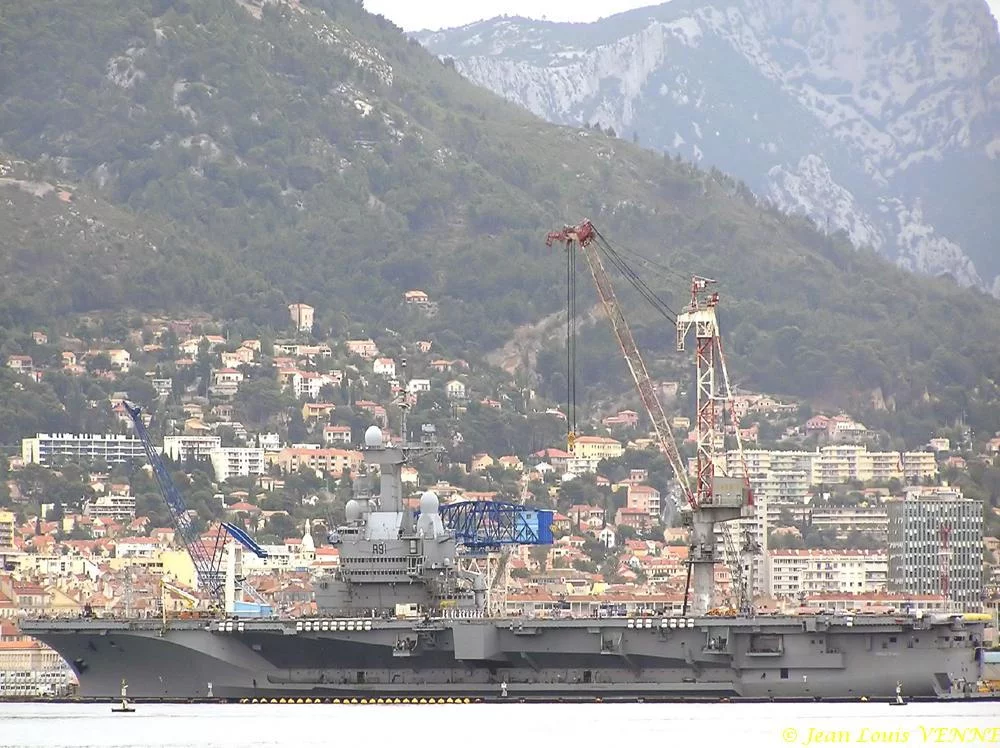 Le porte-avions Charles de Gaulle avant son retournement