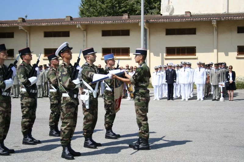 L'étendard est remis au porte-étendard
