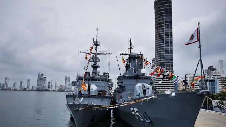 La frégate Ventôse dans le port de Carthagène des Indes (Colombie)