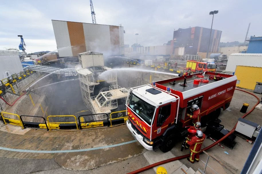 Intervention des pompiers pour éteindre l'incendie à bord de la Perle