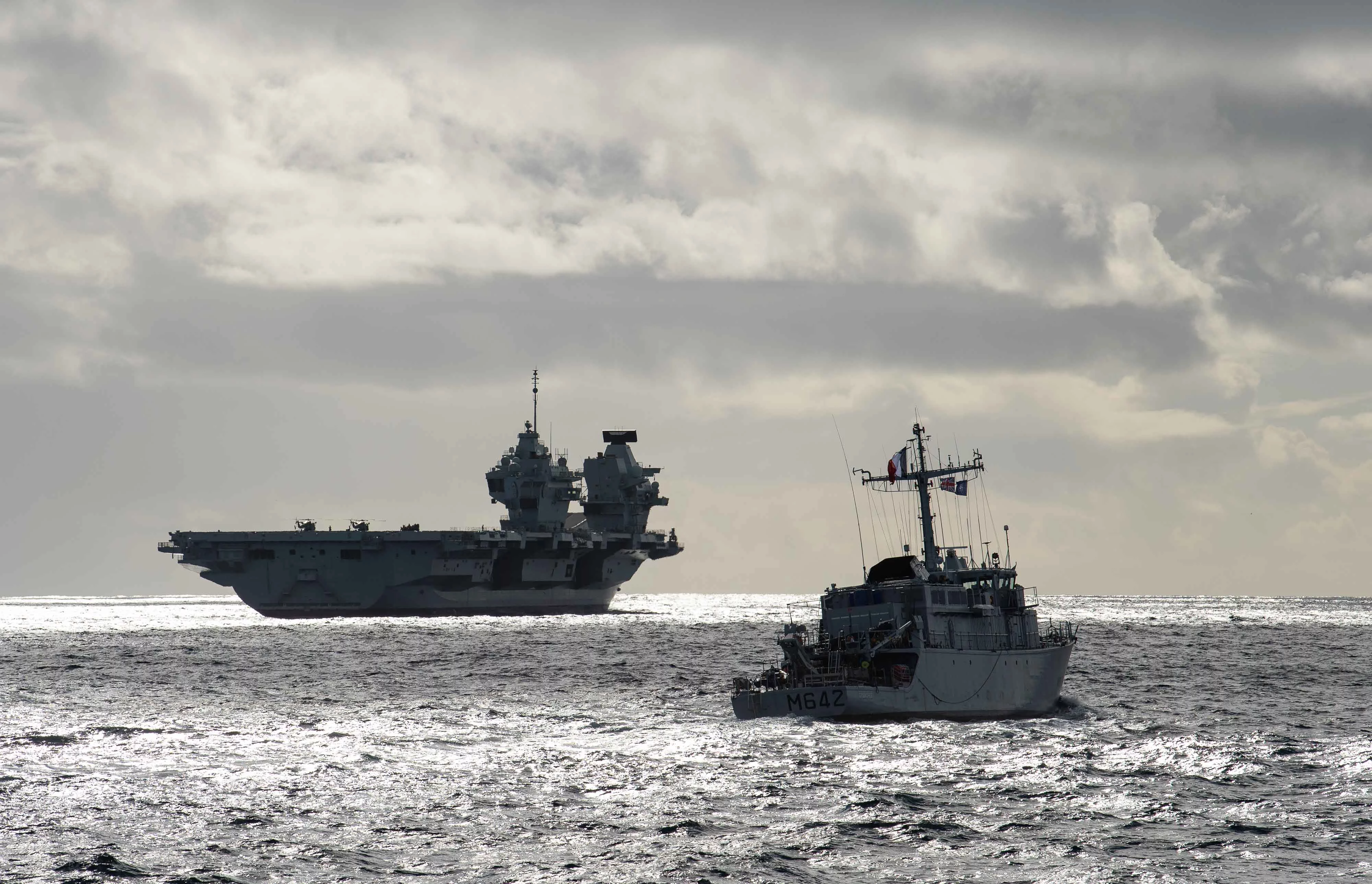 Le chasseur de mines Cassiopée et le porte-aéronefs britannique HMS Prince of Wales