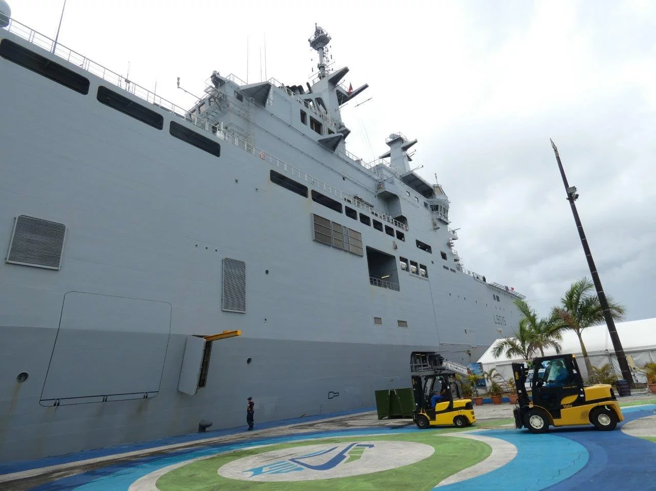 Le PHA Dixmude accosté à Fort-de-France