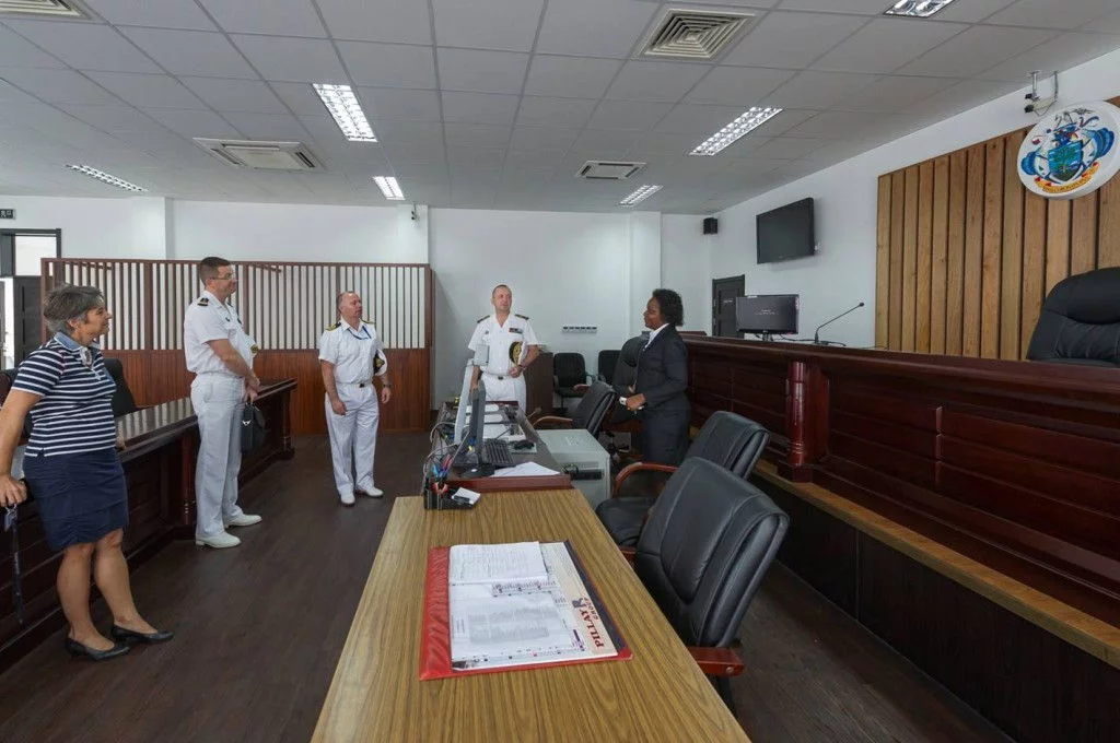 Le commandant de la force européenne Atalante visite le Palais de Justice et la prison des Seychelles