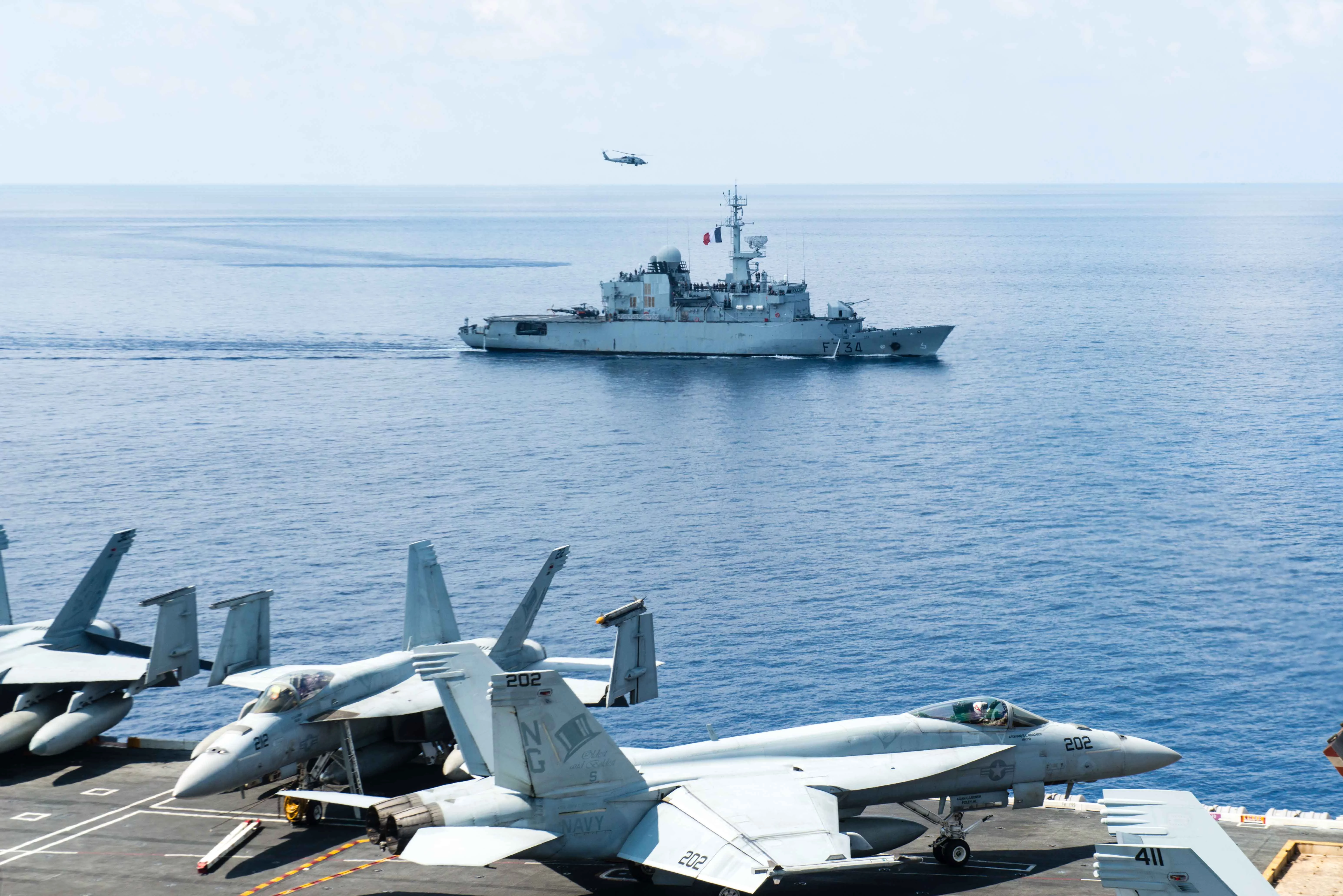 La frégate Vendémiaire effectue un exercice avec le porte-avions USS John C. Stennis
