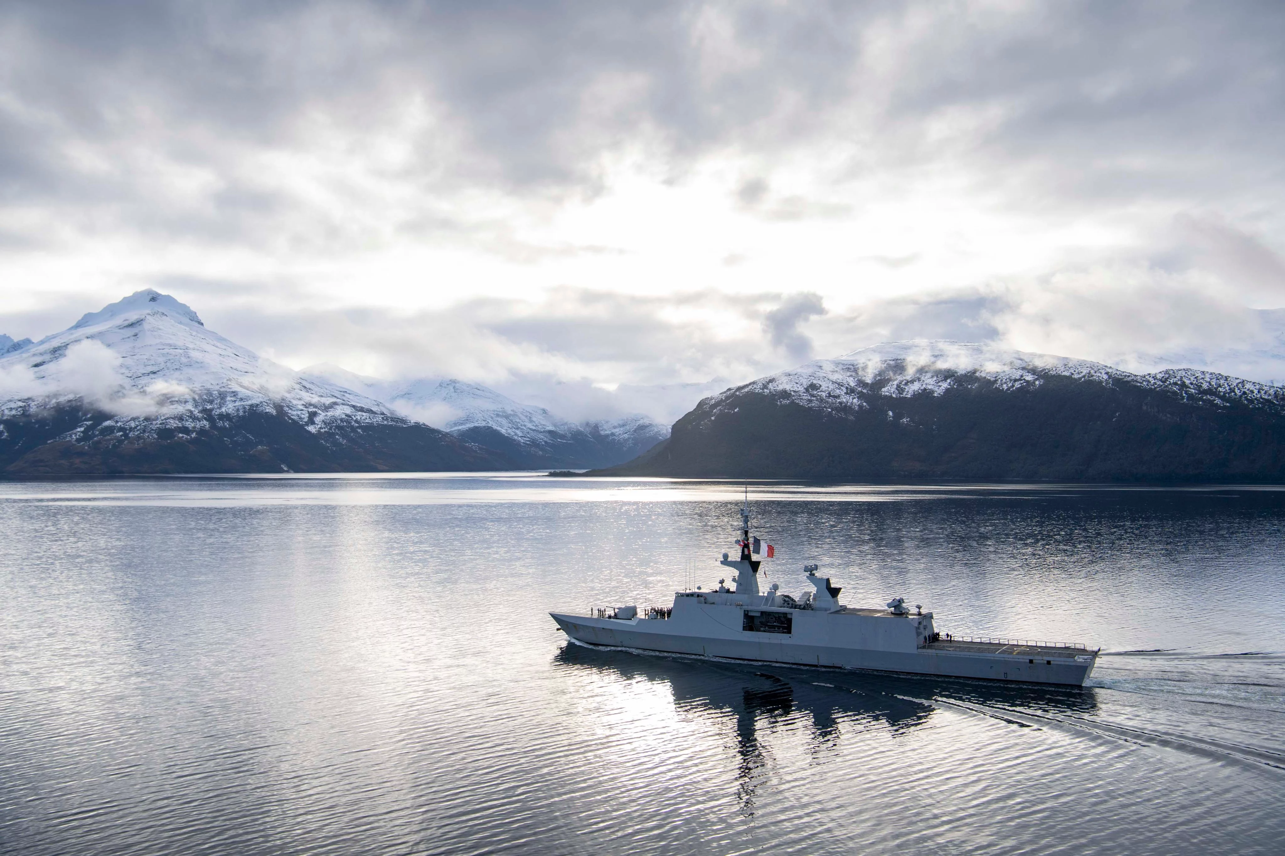La frégate Guépratte dans les canaux de Patagonie
