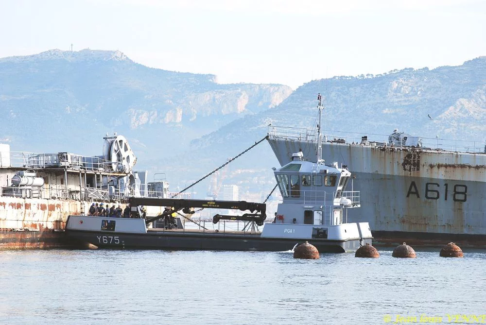 La coque de l’ex-aviso escorteur Commandant Rivière transférée de Saint-Mandrier à la base navale de Toulon
