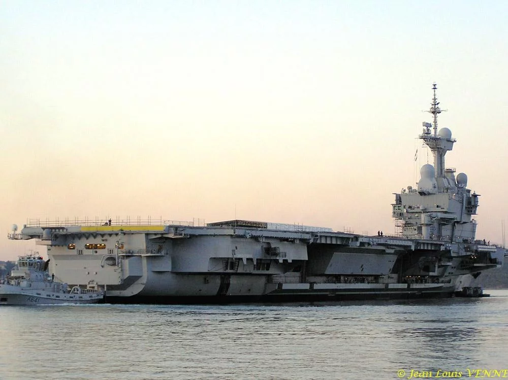 Le Charles de Gaulle sort du bassin