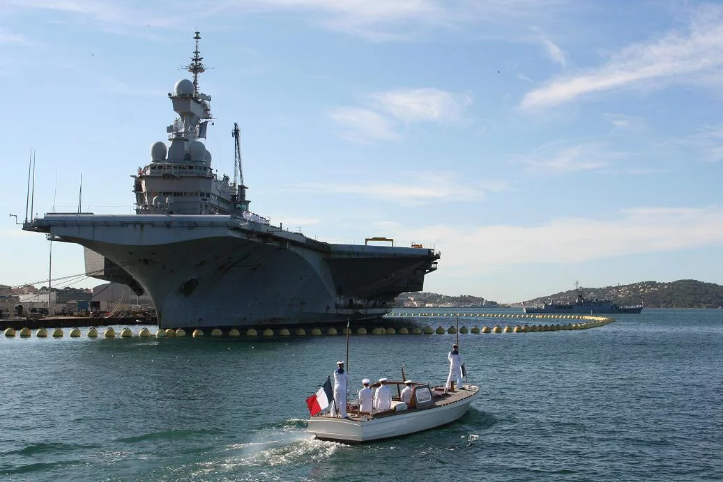 Devant le porte-avions Charles de Gaulle