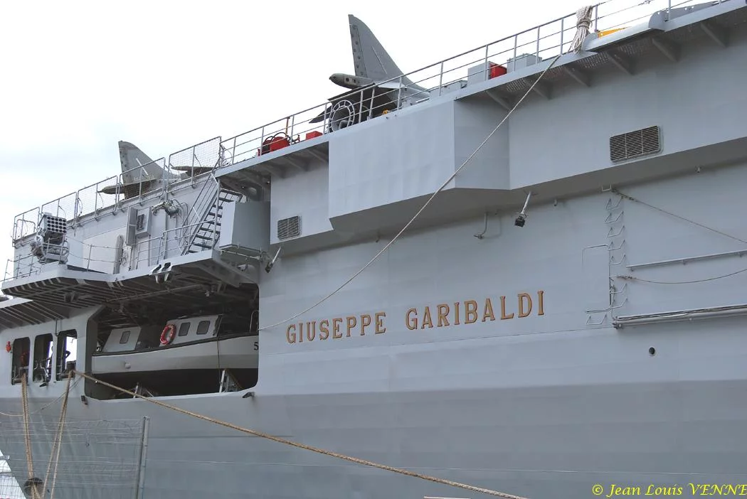 Le porte-avions Garibaldi
