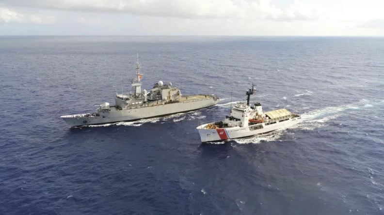 La frégate de surveillance (FS) Ventôse et l'USCG Valiant