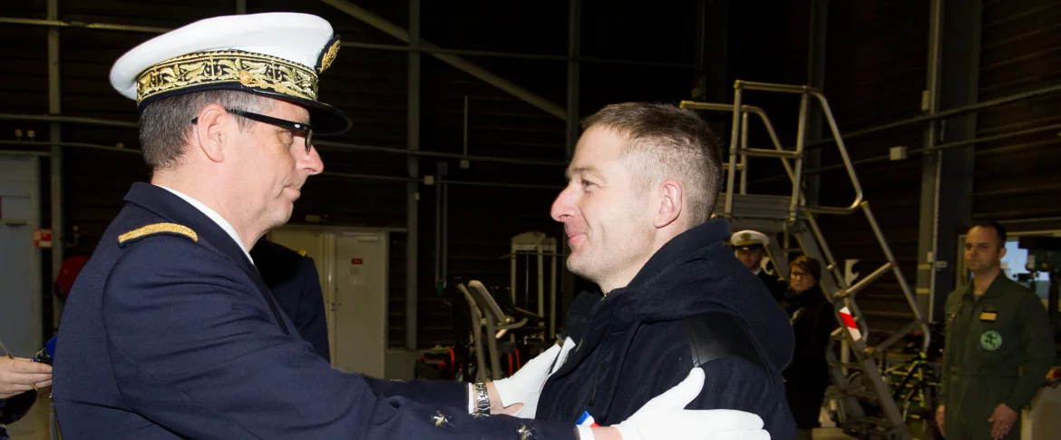 Le vice-amiral d’escadre Pascal Ausseur remet la médaille d’honneur pour actes de dévouement et faits de sauvetage au Maître (R) Erwann Chauvin